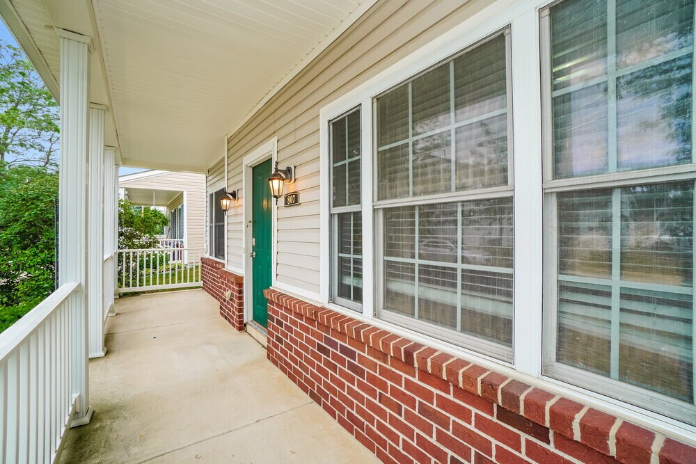 Building Photo - 807 Summerville Dr