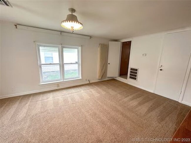 Building Photo - Quaint and Refreshed Bungalow in Joe Louis Addition