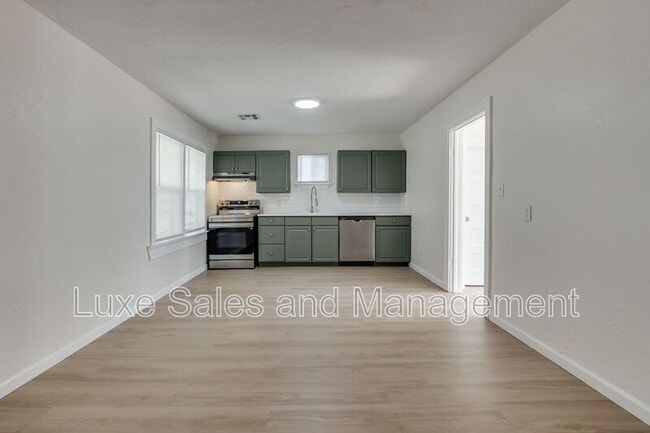 Building Photo - 905 E Rogers St