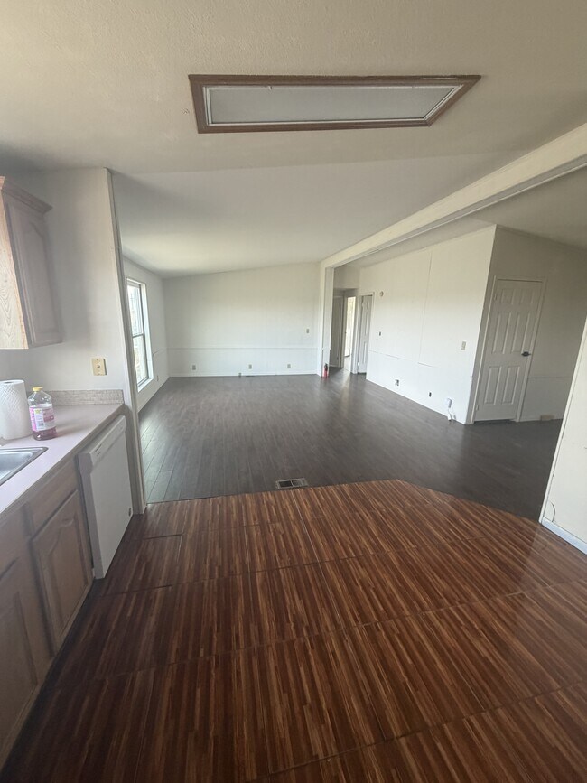 Building Photo - 690 Maple Ct