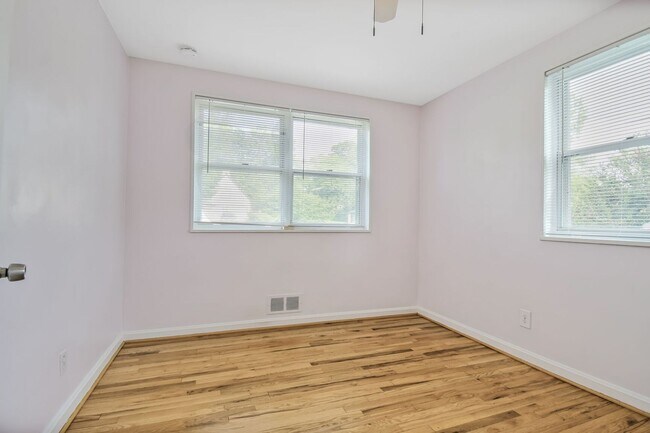 Building Photo - Charming Rambler - Close to Downtown Silve...