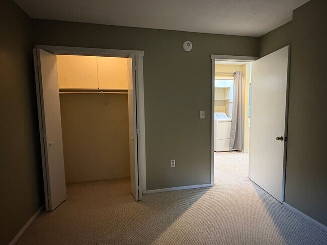 Building Photo - 3 Willow Ln