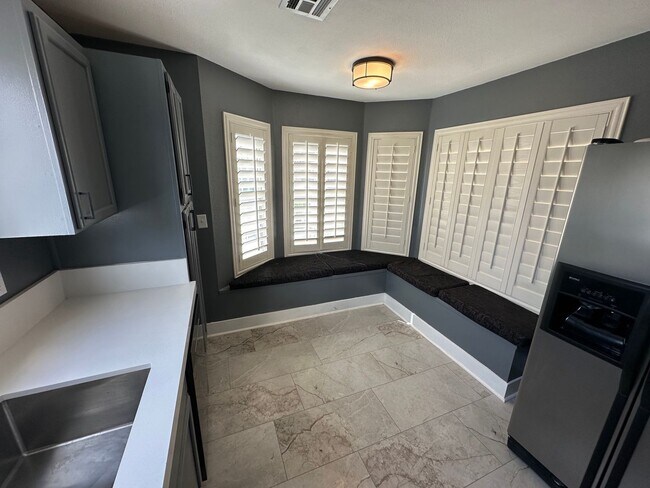 Building Photo - Updated Single Story, 2 Bedroom Home in De...