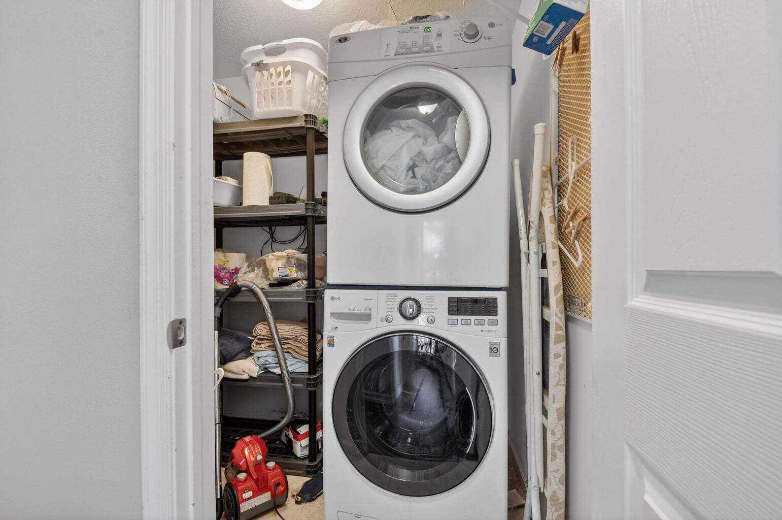 Building Photo - 2725 Pointe Cir