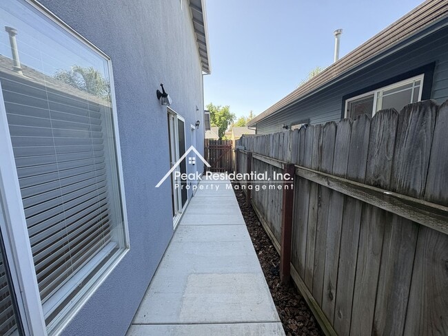 Building Photo - Great 4 Bd/2.5Ba Duplex with 1 Car Garage!