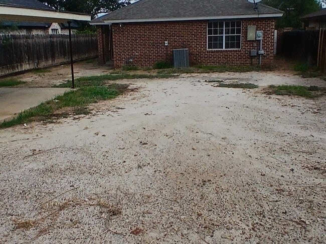 Building Photo - 1239 Brown Dr