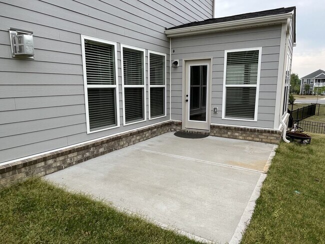 Building Photo - Spacious 5 Bed home in Stallings
