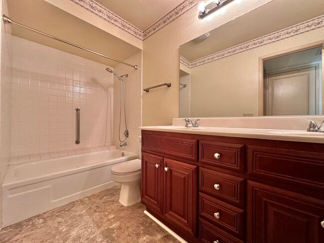 Building Photo - 3 Bedroom Townhome In the Beautiful Smoke ...
