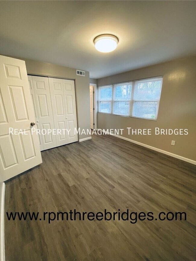 Building Photo - 28 Redwood Dr