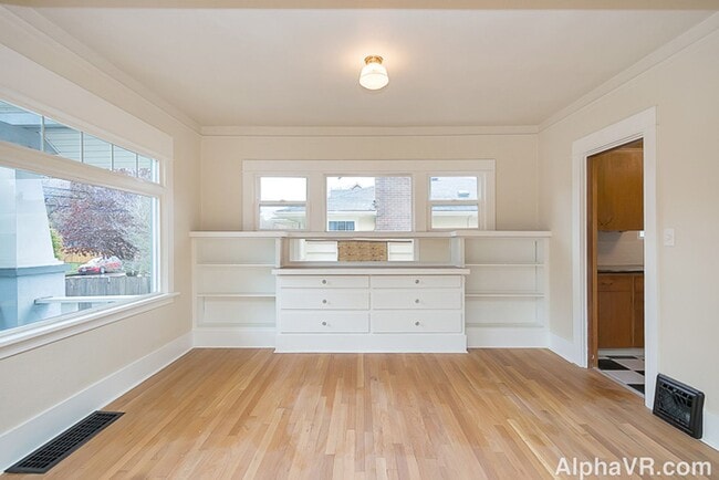 Building Photo - Stunning Main Floor Duplex in the Heart of...