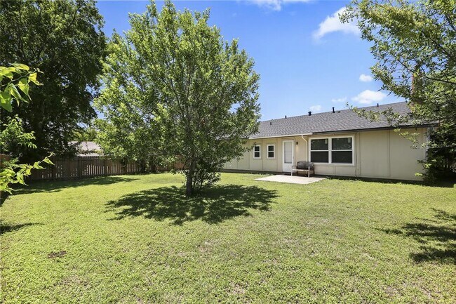 Building Photo - 1800 Cameo Dr