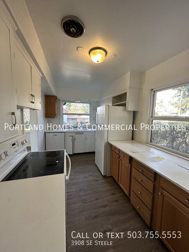 Building Photo - 3908 SE Steele-