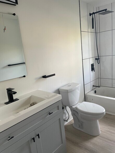 Upstairs Bath - 719 S 17th St