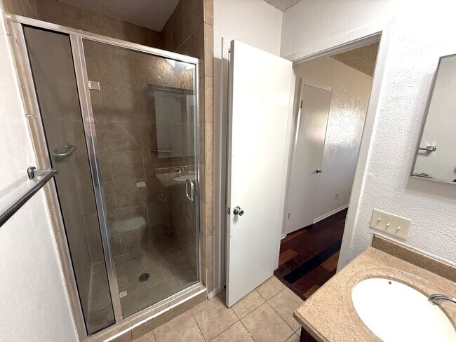 Building Photo - AVAILABLE NOW!!! Charming 3-bedroom, 2-bat...