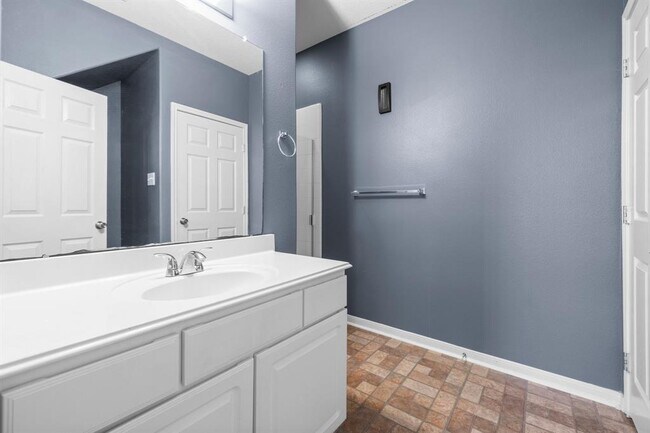 Building Photo - 2402 Lofty Falls Ct