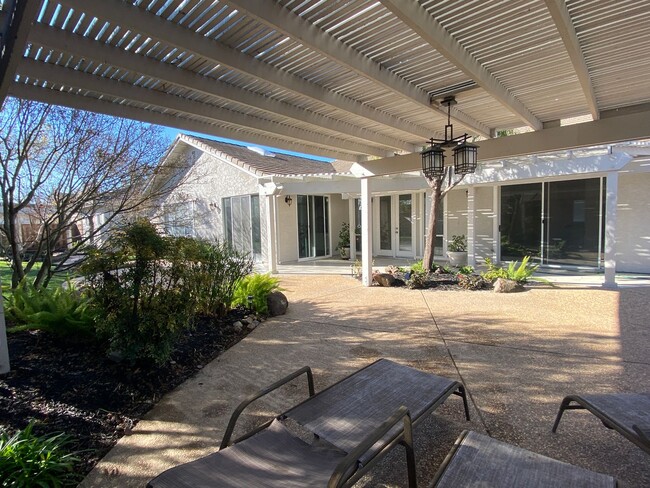 Building Photo - Livermore South Very Private 4 bedroom/3 b...