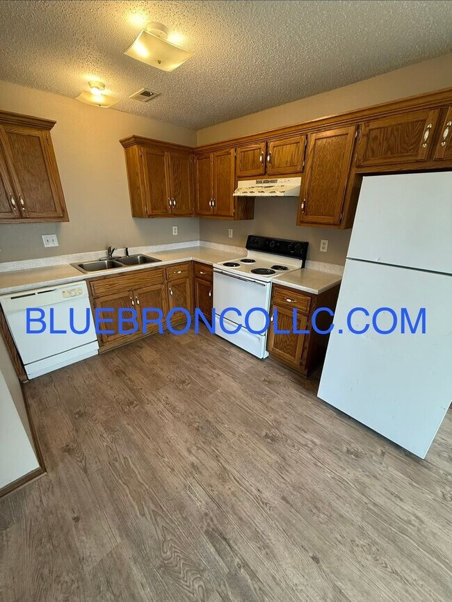 Building Photo - Newly remodeled 3 bedroom townhome for a great price!