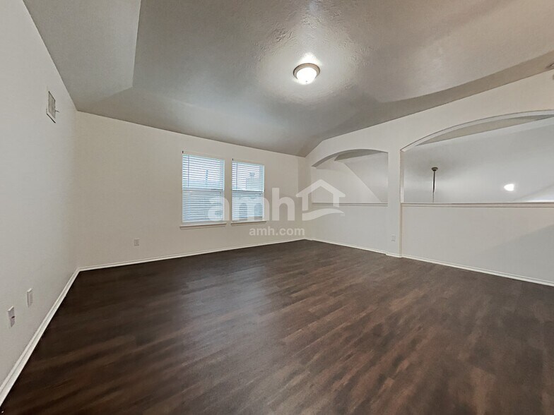 Building Photo - 2567 Riverway Dr