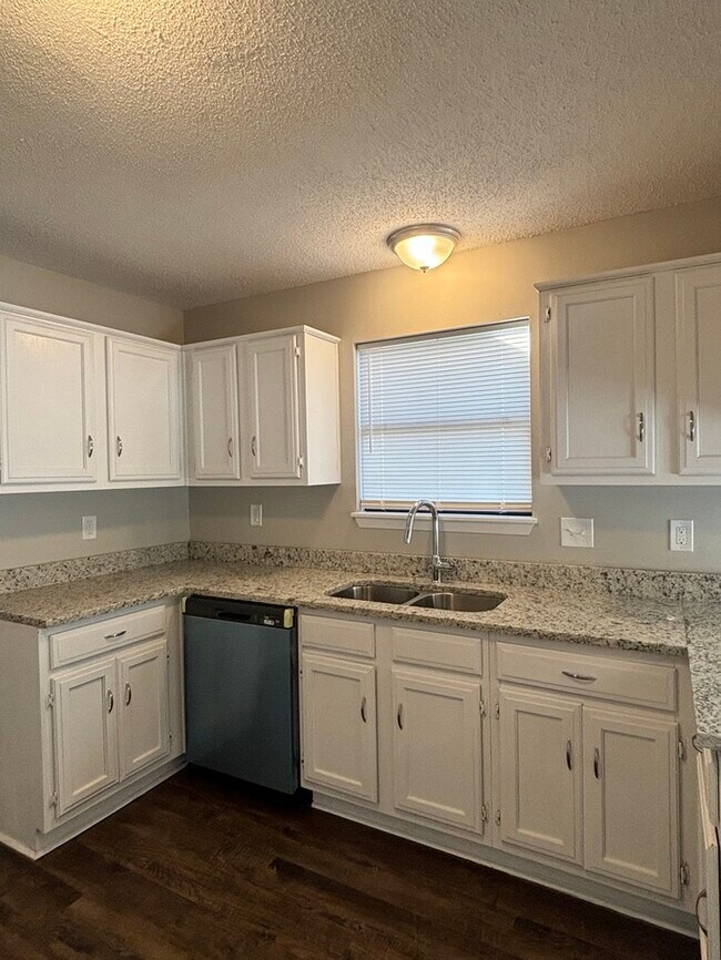Building Photo - 14218 High Point Dr