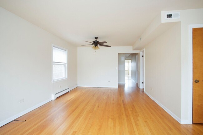 Building Photo - Elston