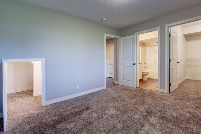 Building Photo - Spacious 2 Bed/2 Bath Condo in Prime Location
