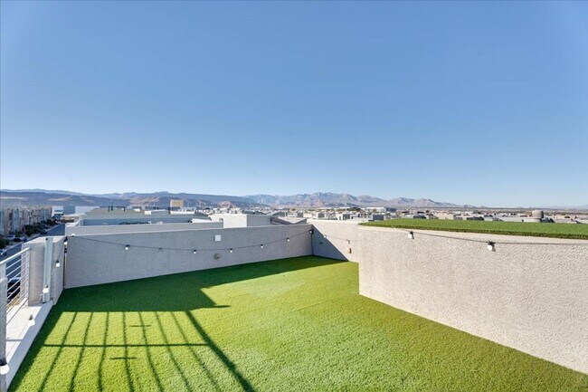 Building Photo - MOVE-IN SPECIAL! 1/2 OFF 1ST MONTHS RENT OAC!