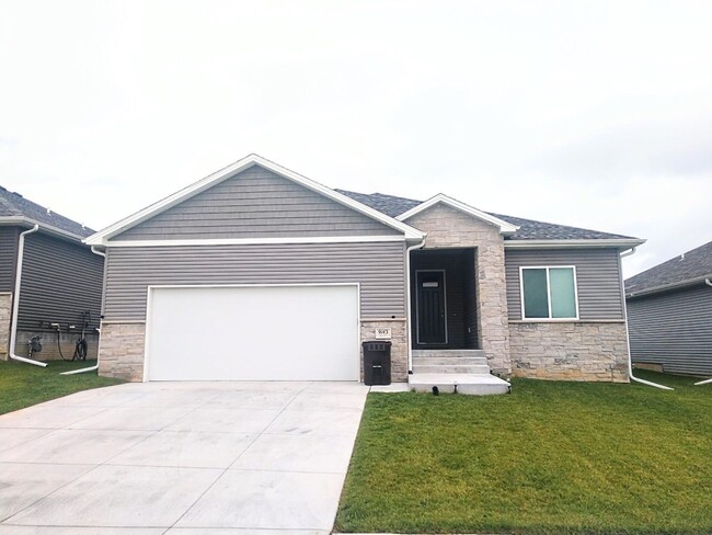 Building Photo - 5 Bedroom/3Bath Single Family Home