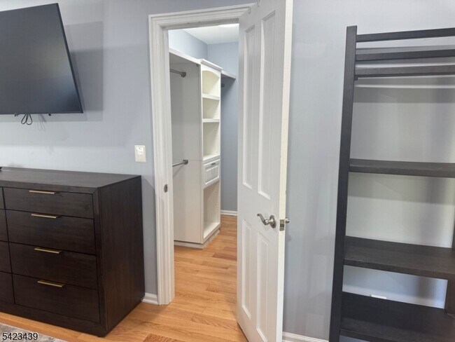 Building Photo - 50 Falls Bridge Dr