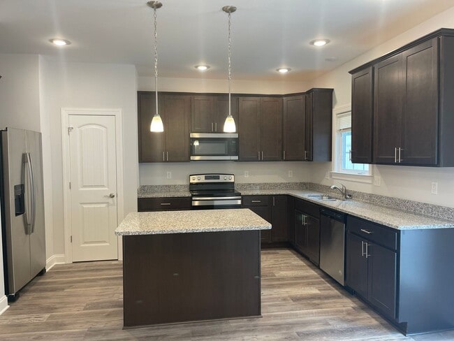 Building Photo - *LIKE NEW!* 3BR/2.5BA Townhouse in Crescen...