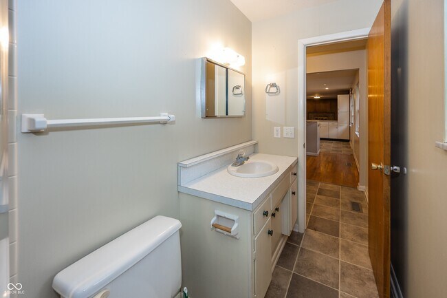 Building Photo - 628 Ash Dr