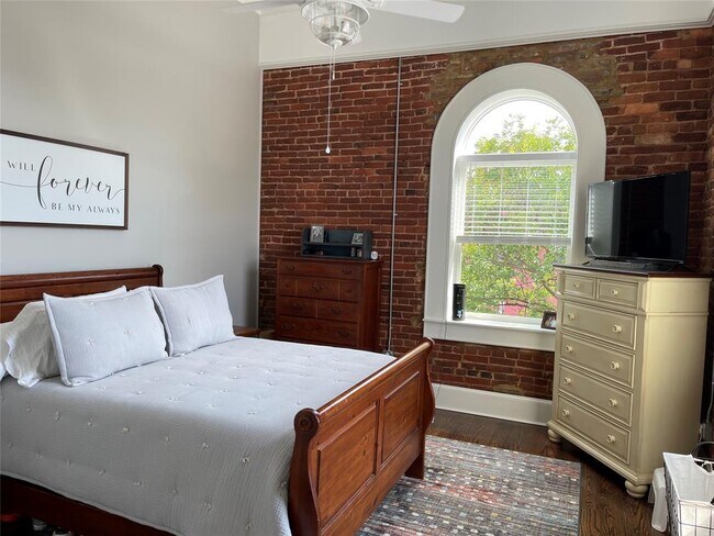 Building Photo - 201-201 W Jefferson St