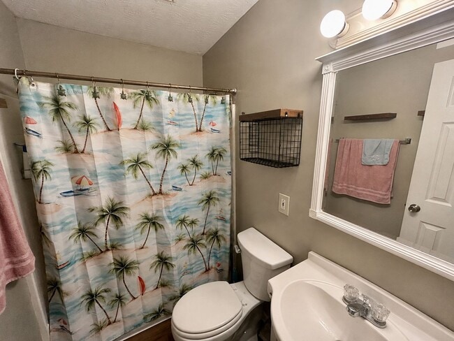 Building Photo - 643 Golfview Dr