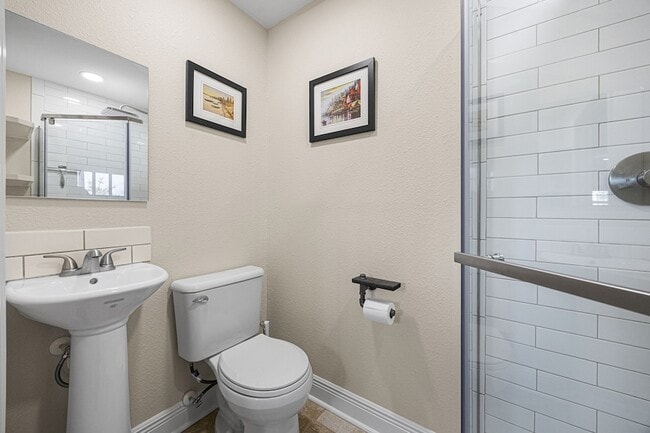 Building Photo - 202 E 7th St