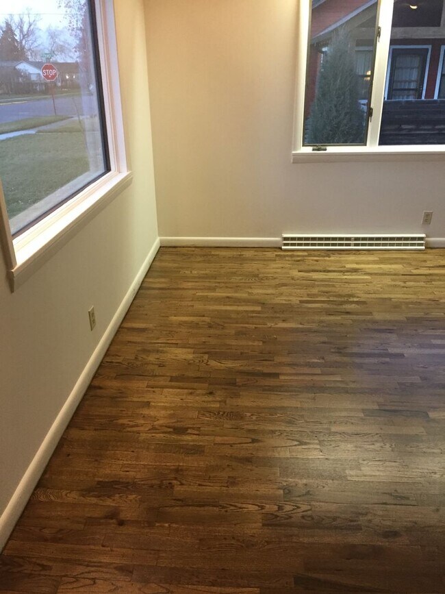 Building Photo - 516 N Willson Ave