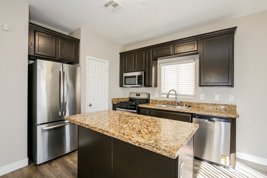 Building Photo - 37 Rosa Rosales Ct