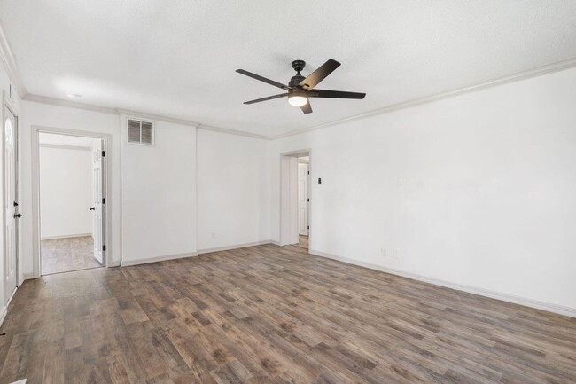 Building Photo - REMODELED 3 Bed | 1 bath | FENCED IN YARD ...