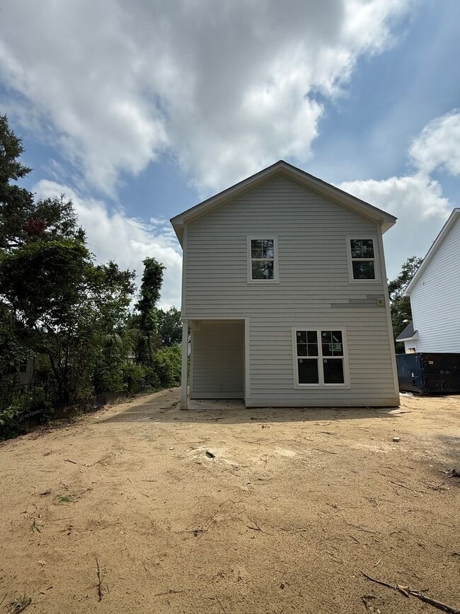 Building Photo - Modern New Build Minutes from Downtown Cha...