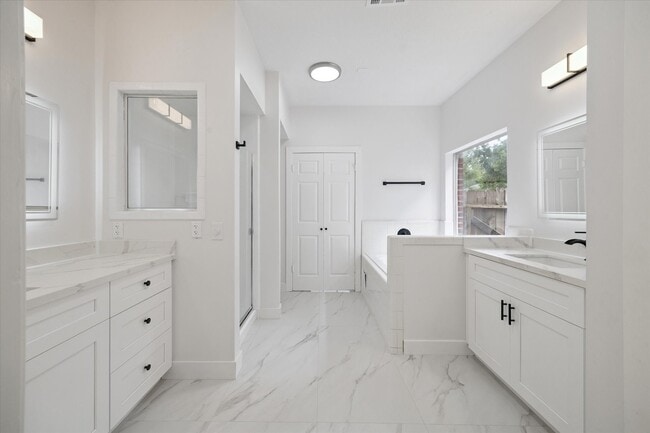 Building Photo - 14710 James River Ln