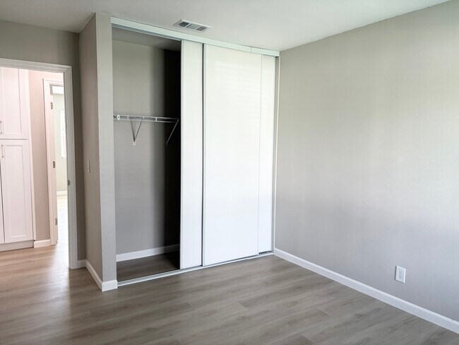 Building Photo - 3571 Lake Crest Dr