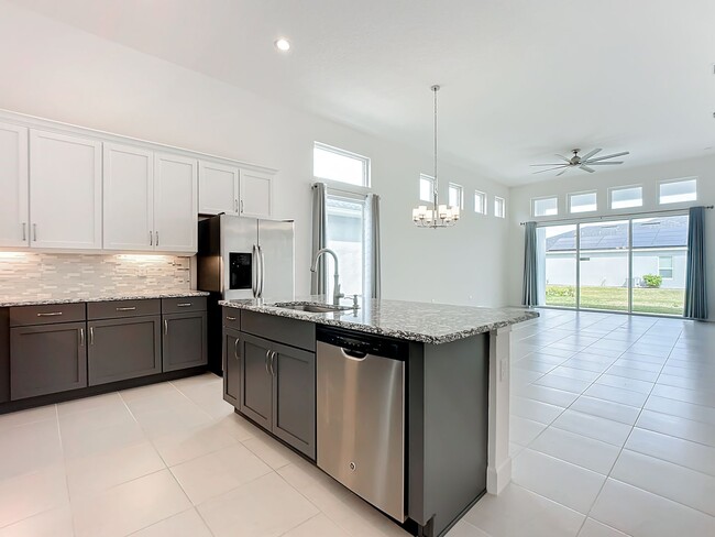 Building Photo - Spacious 4-bedroom, 2-bath House