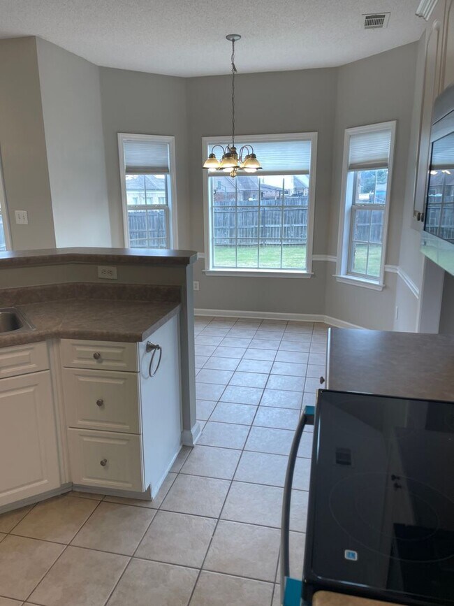 Building Photo - 4BR w/ Fenced Backyard + Garage in Lakeland