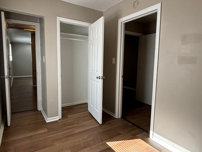 Building Photo - 4 Bed, 1.5 Bath Pet-Friendly Home with Fully Fenced Backyard