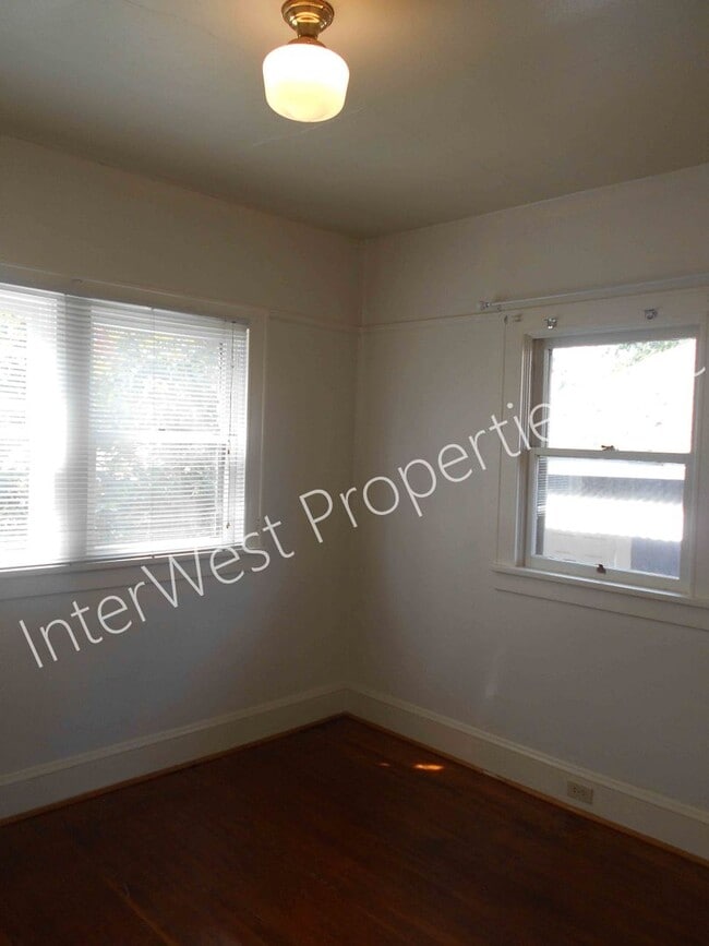 Building Photo - 2 Bedroom Home in the Alberta area with To...