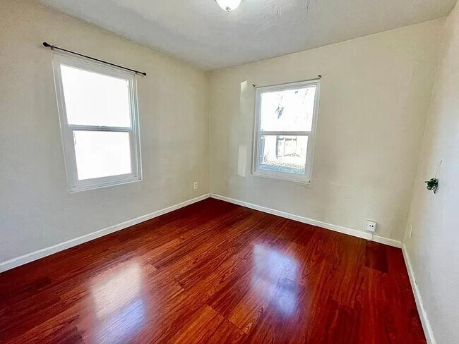 Building Photo - 2137 Raymond Ave