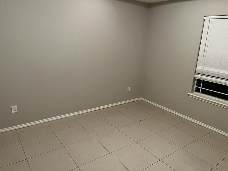 Building Photo - 720 S Logan Dr