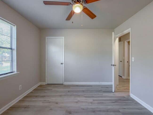 Building Photo - 3245 Whitney Dr W