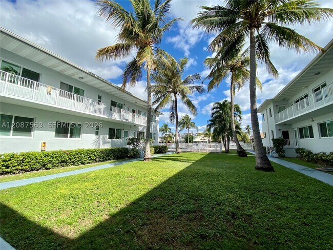 Building Photo - 7207 Bay Dr E