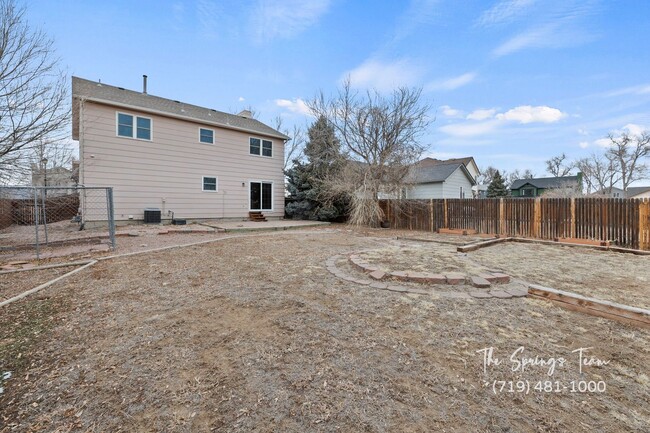 Building Photo - Updated 3BD/3BA Fountain Home w/ A/C!