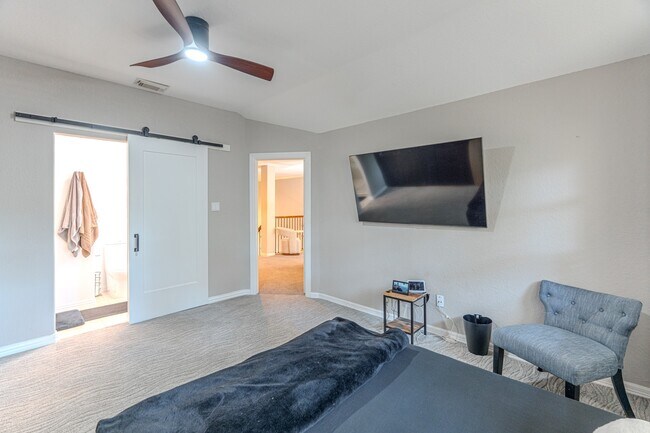Building Photo - 2 Graylin Woods Pl