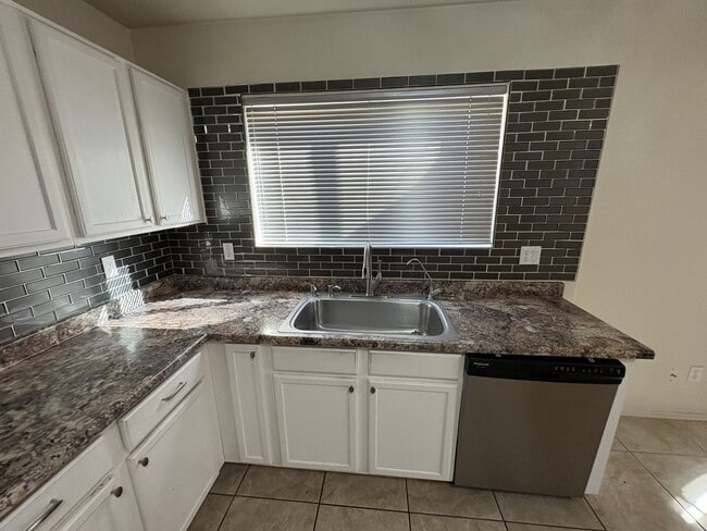 Building Photo - Riverhaven Great Central Location